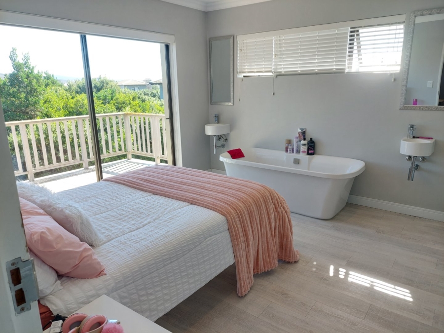 4 Bedroom Property for Sale in Hartenbos Landgoed Western Cape